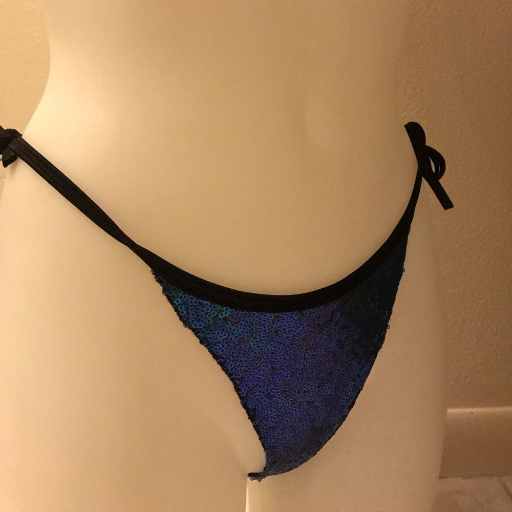 Bikini - Picture 4 of 7